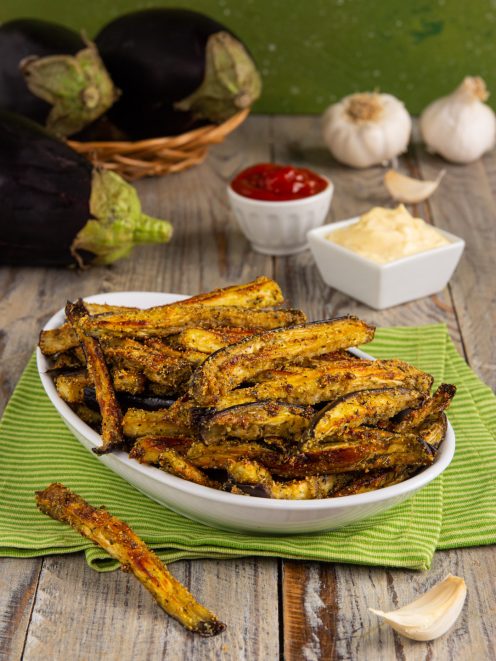 Stick di melanzane al forno con panatura dorata e aromatica, serviti con salsa rossa e maionese all'aglio
