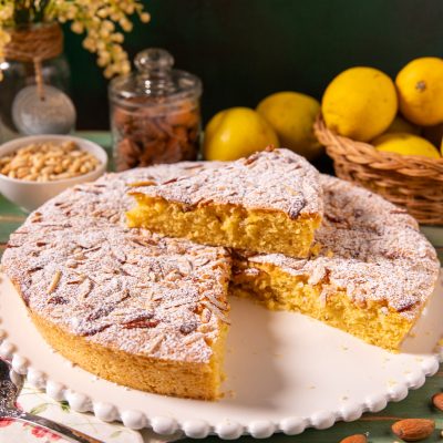 Torta Mantovana tagliata, con la soffice pasta dorata, le mandorle a lamelle in superficie e una spolverata di zucchero a velo