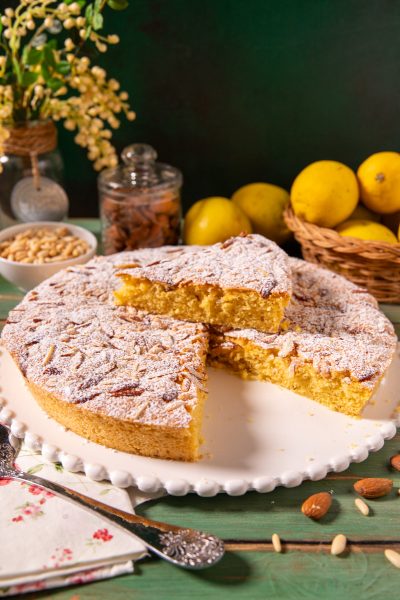 Torta Mantovana tagliata, con la soffice pasta dorata, le mandorle a lamelle in superficie e una spolverata di zucchero a velo