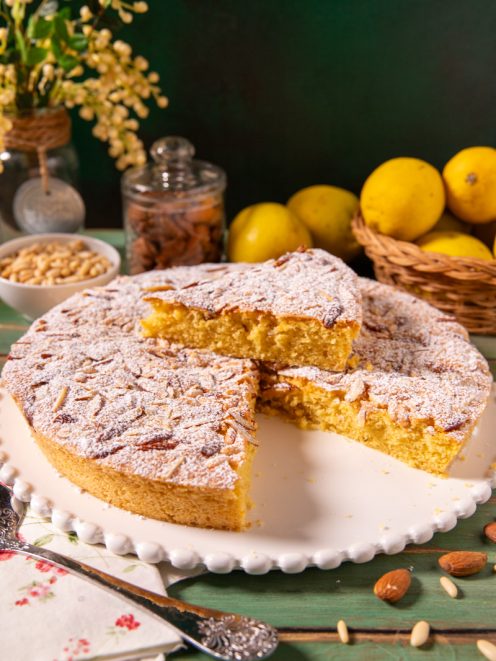 Torta Mantovana tagliata, con la soffice pasta dorata, le mandorle a lamelle in superficie e una spolverata di zucchero a velo